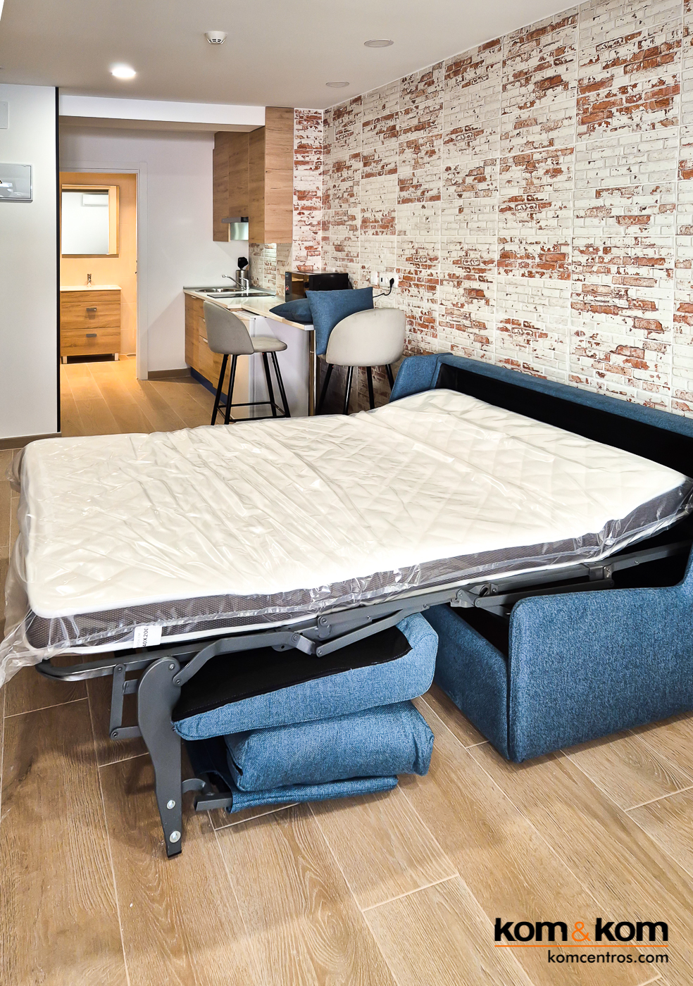 Sof&aacute; cama azul en apartamento tur&iacute;stico